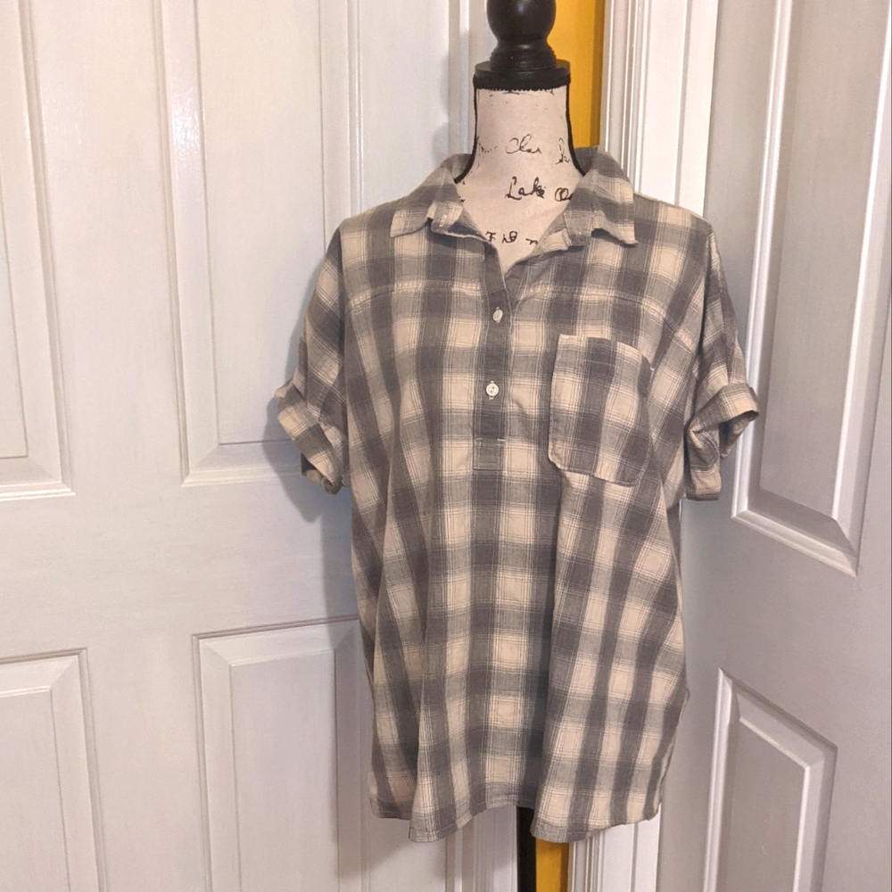 🦋BOGO The North Face Shirt